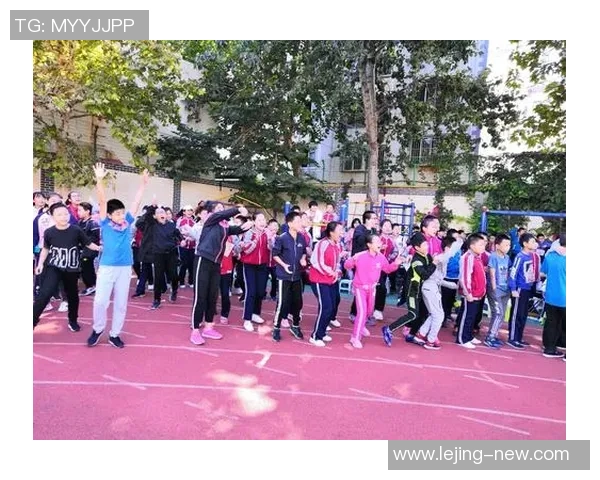 足球宝贝展现青春魅力与运动激情的完美结合引发热议 足球宝贝展现青春魅力与运动激情的完美结合引发热议